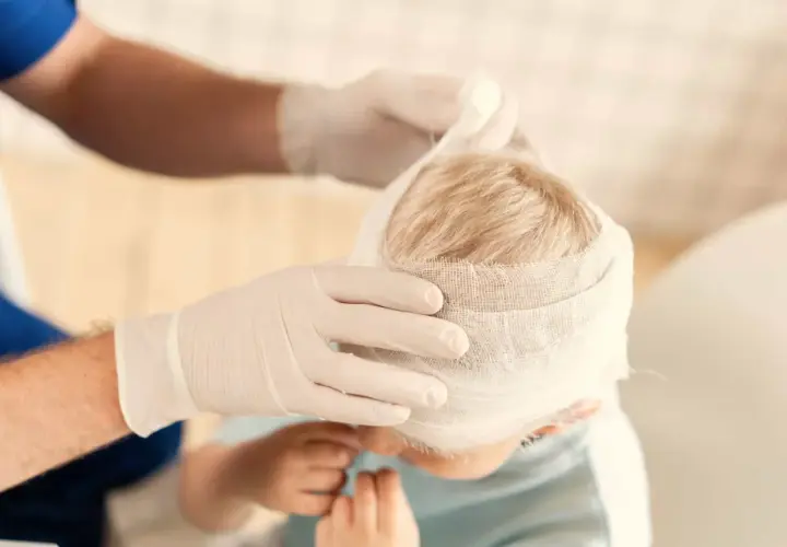 Un niño con la cabeza vendada. Si hay golpes en la cabeza de niños, cuándo preocuparse.
