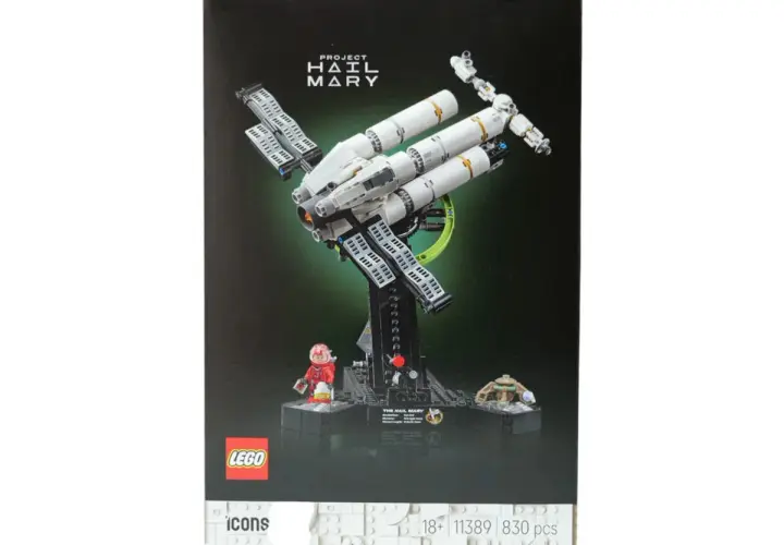 Das LEGO Icons "Project Hail Mary" Set zeigt ein detailreiches Raumschiff auf einem Ständer, mit einer Minifigur und einem kleinen Alien.