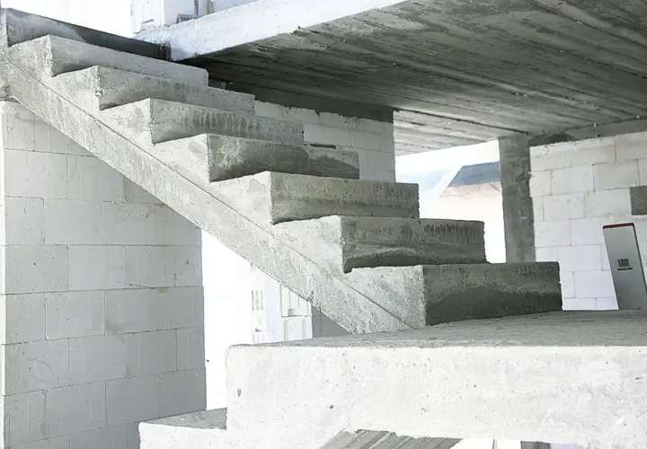 Surowe schody betonowe, idealne do taniego wykończenia. Budowa domu w toku.
