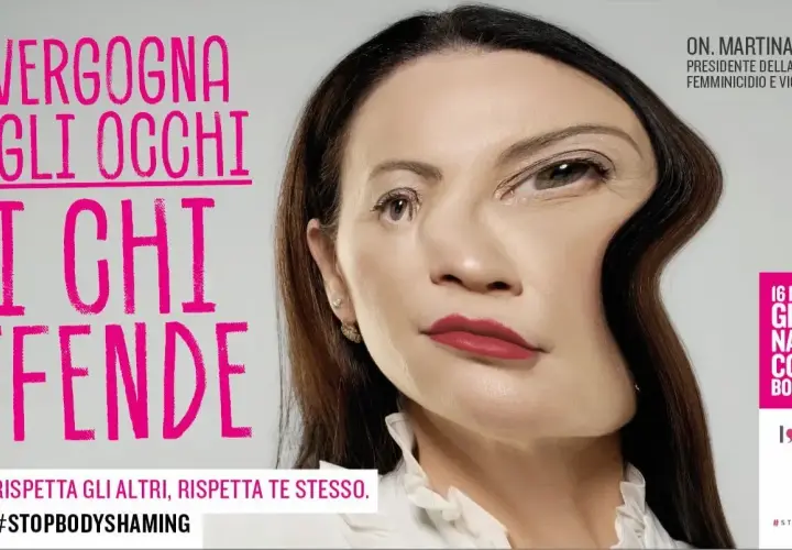 Volto distorto, simbolo del body shaming. "Vergogna negli occhi di chi offende", recita lo slogan. Rispetta te stesso.