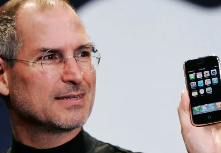 Steve Jobs prezentuje pierwszy iPhone.