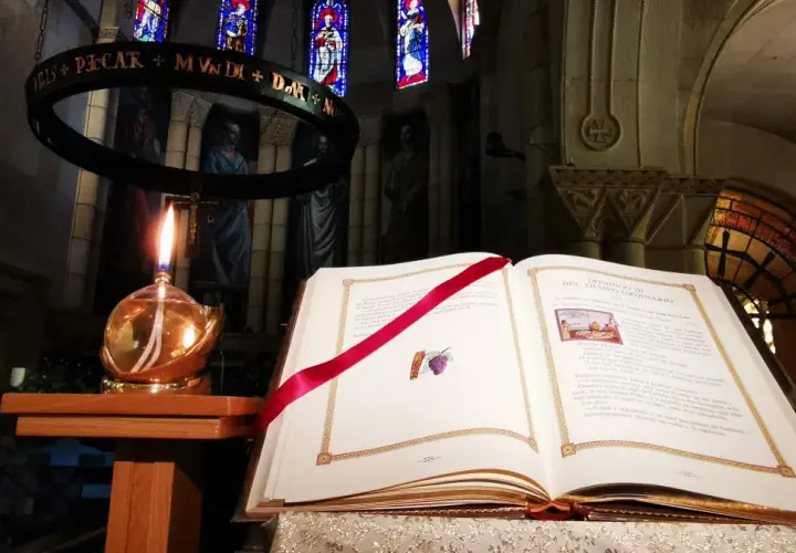 Kto może czytać Pismo Święte w kościele? Odkryj ważne zasady