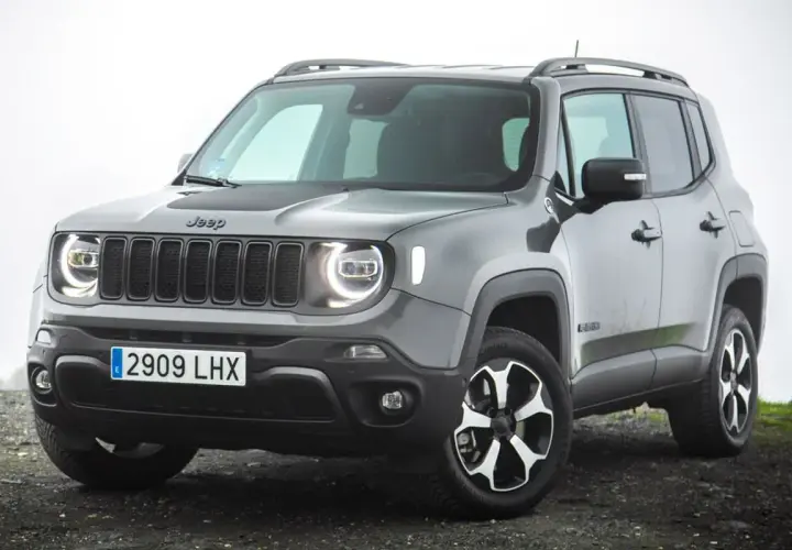 Un Jeep Renegade gris, listo para una prueba de manejo. Su diseño robusto y moderno invita a la aventura.