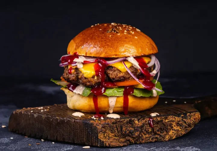 Idealne ogórki do burgera: jaki wybór zapewni chrupkość i smak?