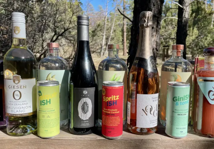 Wybór bezalkoholowych drinków, gdy szukasz czym zastąpić alkohol izopropylowy. Znajdziesz tu wina, koktajle i napoje gazowane.