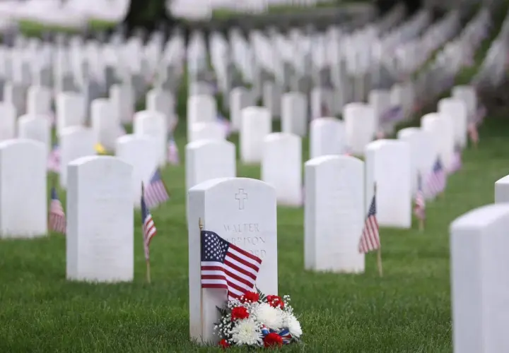 Der heldenfriedhof der USA ehrt gefallene Soldaten. Reihen von weißen Grabsteinen, geschmückt mit kleinen Flaggen und Blumen, zeugen von ihrem Opfer.