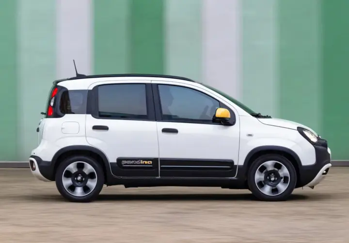 La Fiat Panda, la macchina meno costosa al mondo, sfreccia con il suo design compatto e dettagli gialli.