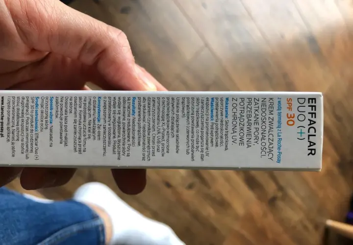 Krem Effaclar Duo+ SPF30 na tle dłoni.