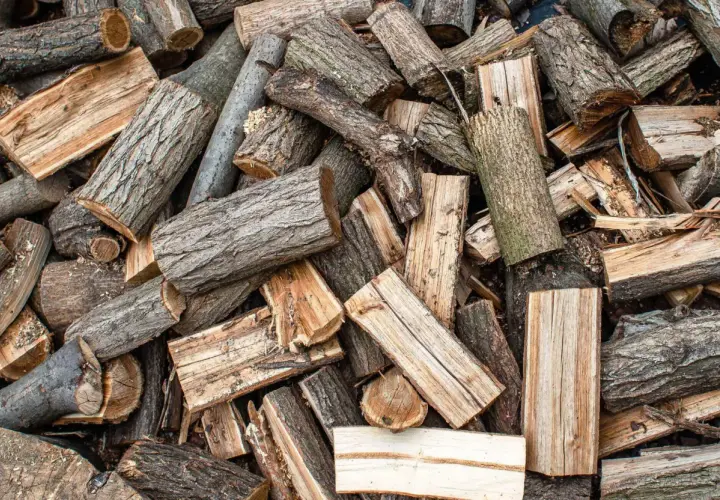 Ein Haufen gespaltenes Holz, bereit für die Nutzung als erneuerbare Energie.