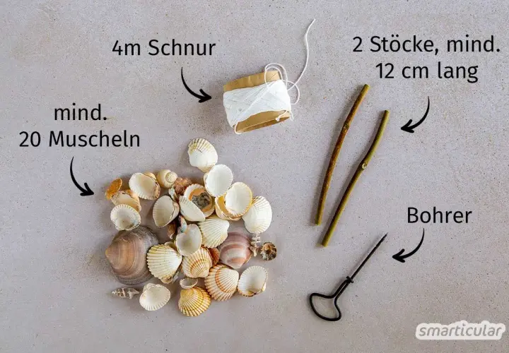Materialien für basteln mit Muscheln: mind. 20 Muscheln, 4m Schnur, 2 Stöcke (mind. 12cm), Bohrer.
