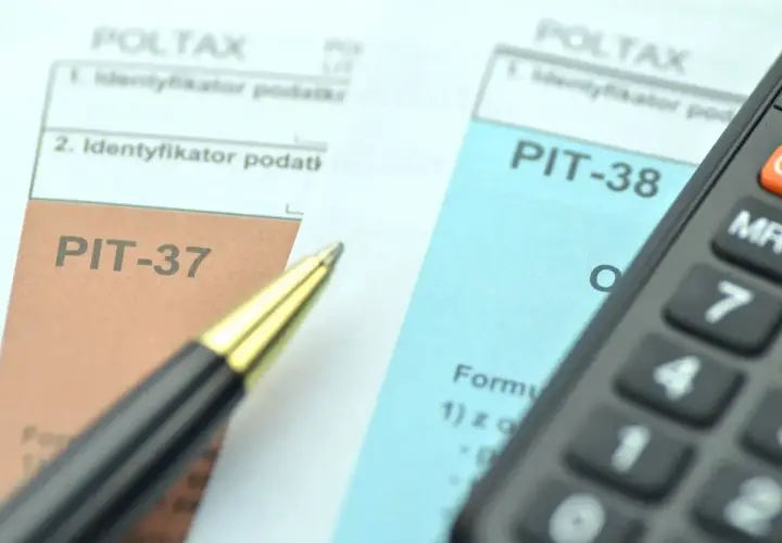 Druk PIT-37 i PIT-38, długopis i kalkulator. Czas rozliczyć dochód.