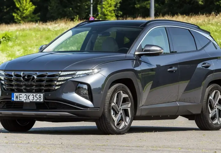 Nowoczesny, ciemnoszary Hyundai Tucson, jeden z popularnych hyundai suv modele, zaparkowany na zewnątrz.