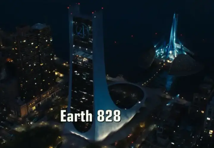 Vue aérienne de nuit d'une ville avec le logo des Fantastic Four MCU sur un gratte-ciel. "Earth 828" est affiché.