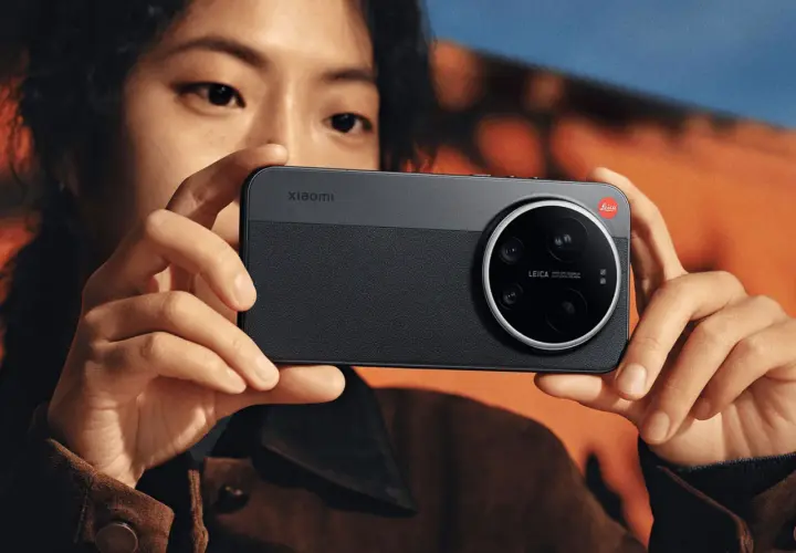 Osoba trzyma smartfon Xiaomi 17 Ultra z charakterystycznym modułem aparatów Leica.