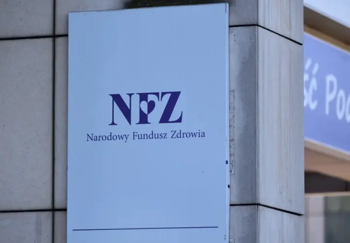 NFZ - Narodowy Fundusz Zdrowia. Zapewnia ubezpieczenie zdrowotne dla bezrobotnych, dbając o dostęp do opieki medycznej.