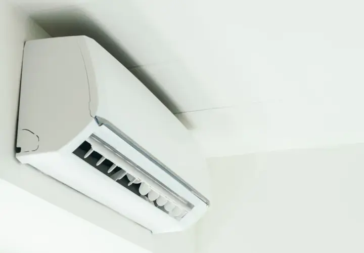 Unidad interior de aire acondicionado split, uno de los tipos de aire acondicionado más comunes para climatizar tu hogar.
