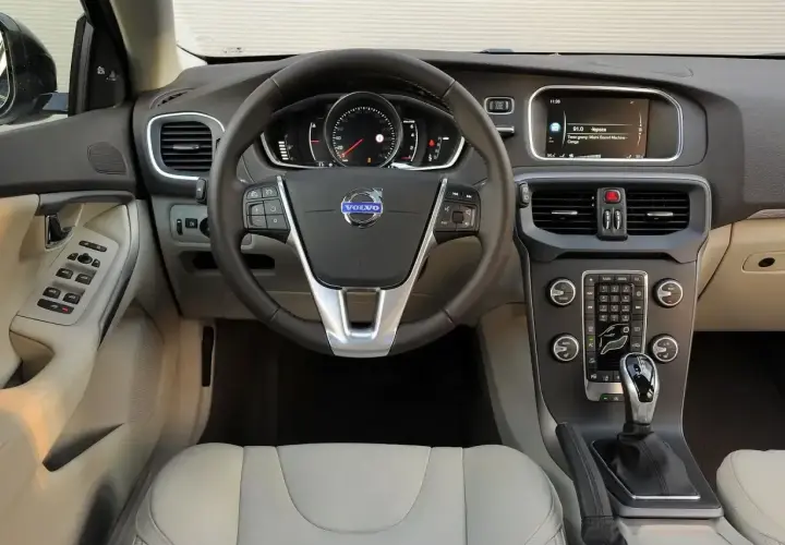 Wnętrze Volvo V40, które wielu kierowców chwali w swoich **volvo v40 opinie**. Widoczna kierownica, deska rozdzielcza z ekranem i konsola środkowa.