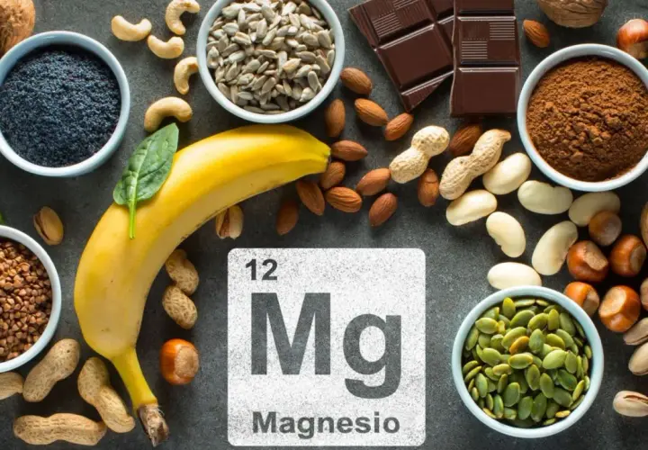 Plátano, espinacas, semillas de calabaza, almendras y chocolate negro son algunos alimentos ricos en magnesio.