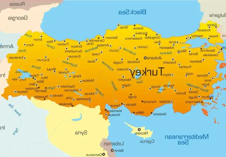 Mapa Turcji z zaznaczonymi miastami. Zobacz, z kim graniczy Turcja: Grecja, Bułgaria, Gruzja, Armenia, Iran, Irak, Syria.