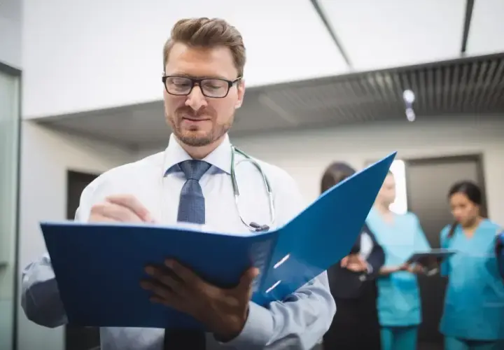 Características de un médico investigador: habilidades y cualidades esenciales