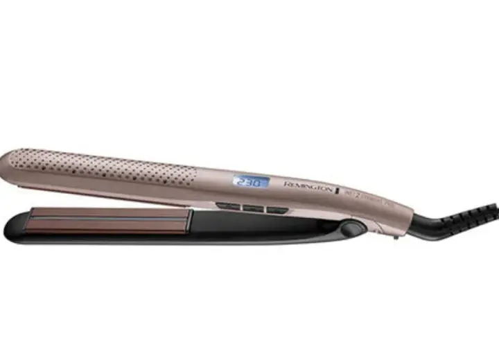 En Remington plattång med digital display, redo att locka håret med plattång för en perfekt frisyr.