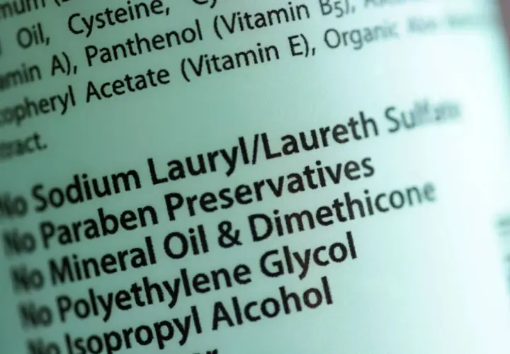 Lista składników kosmetyku: bez Sodium Lauryl/Laureth Sulfate (ammonium lauryl sulfate co to?), parabenów, oleju mineralnego, dimethicone, glikolu polietylenowego, alkoholu izopropylowego.