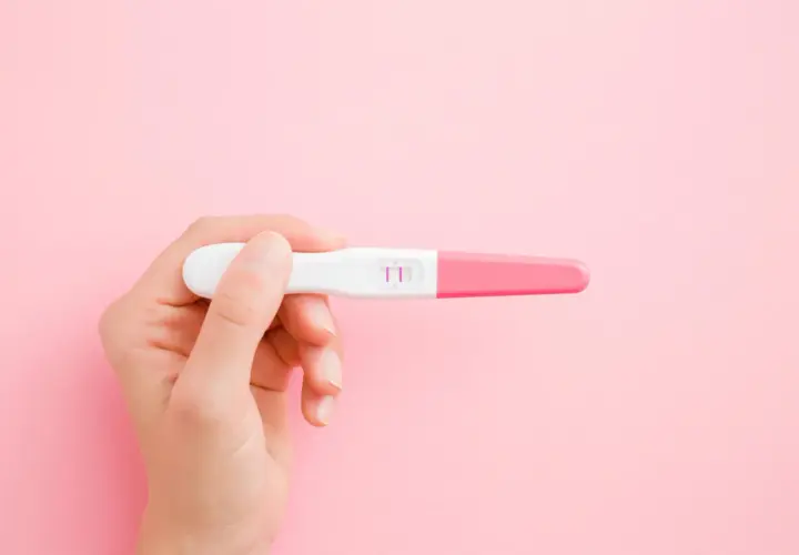 Test di gravidanza con due linee rosa, indicativo di una gravidanza biochimica, un buon segno di fertilità.