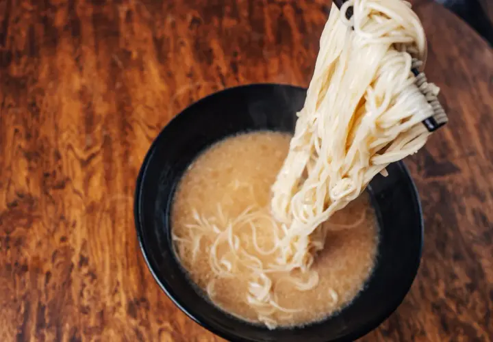 Jak zrobić makaron ramen? Sekret sprężystości i domowe kansui
