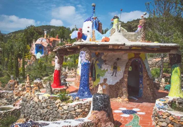 El **jardín de Peter** es un lugar mágico con esculturas coloridas y mosaicos que parecen sacadas de un cuento de hadas.