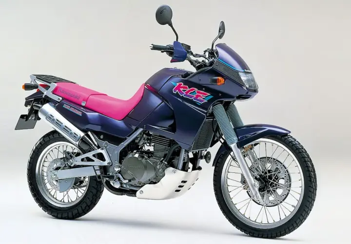 Dunkelblaue Kawasaki KLE 500 mit pinkem Sitz und auffälligem Schriftzug. Bereit für Abenteuer.