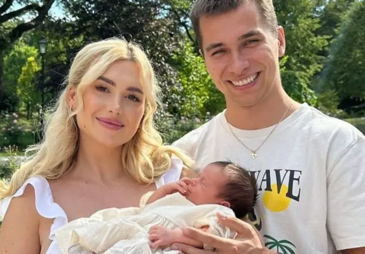 Szczęśliwi rodzice z maleńkim dzieckiem. Widać, że to radosny moment, być może po tym, jak Wersow w ciąży powitała na świecie swoje pierwsze dziecko.