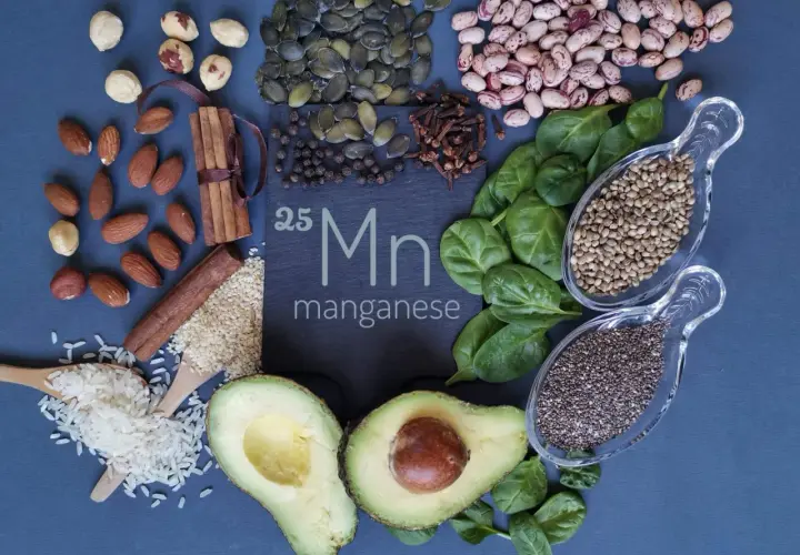 Mangan-reiche Lebensmittel: Mandeln, Spinat, Chiasamen, Kürbiskerne, Bohnen, Reis, Avocado.
