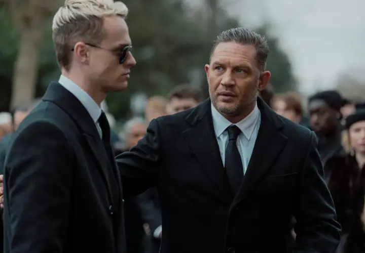 Tom Hardy i jego towarzysz w garniturach, część obsady "Strefy gangsterów", na pogrzebie.