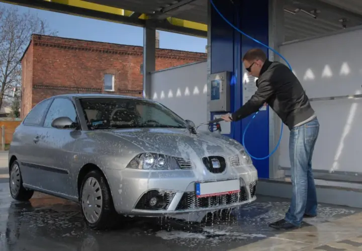 Lśniące auto z myjni bezdotykowej: jak myć bez rys i zacieków?