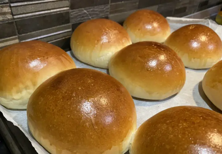 Appena sfornati, soffici panini all'olio dorati, pronti per essere gustati.