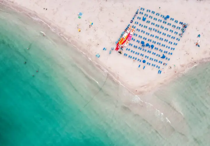  La Pelosa na Sardynii - sekretna plaża z białym piaskiem i krystalicznie czystą wodą