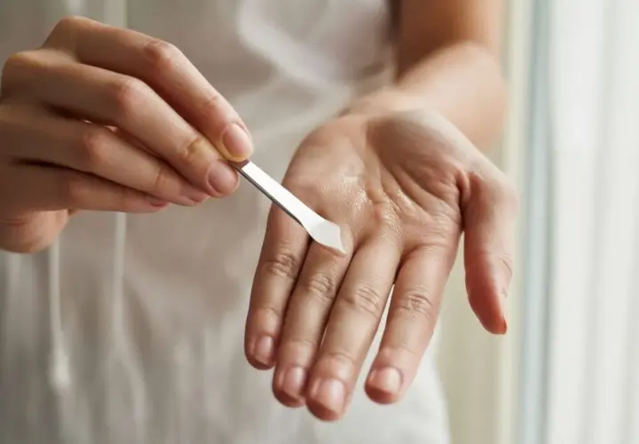 Peeling kawitacyjny w domu: Przewodnik krok po kroku do gładkiej cery