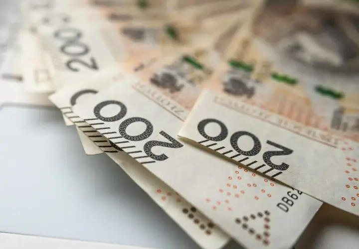 Złote banknoty 200 zł, symbolizujące emeryturę za medal olimpijski.