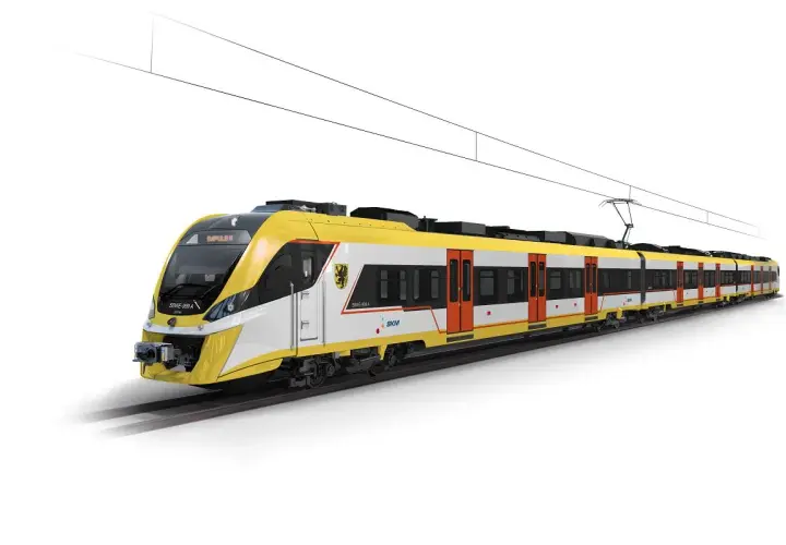 Nowoczesny, żółto-biały pociąg elektryczny Impuls II, jeden z wielu rodzajów pociągów, jedzie po torach pod siecią trakcyjną.
