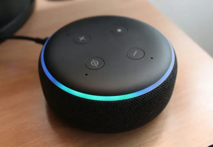 Altavoz inteligente con luz azul y verde. Descubre todo lo que se puede hacer con Alexa: música, noticias, control del hogar y más.