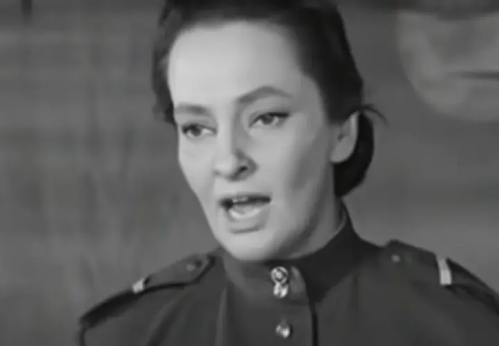 Hanna Skarżanka w mundurze wojskowym, scena z jednego z jej filmów.