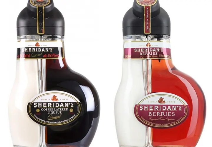 Dwie butelki Sheridan's: oryginalna kawowa i limitowana edycja jagodowa. Zobacz, jak pięknie się prezentują, gotowe do degustacji.