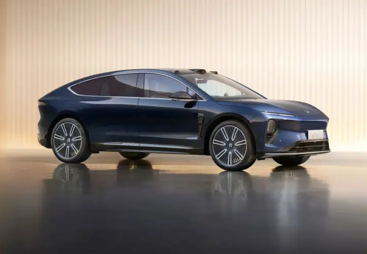 Nio ET9 blu, un'auto elettrica dal design futuristico, con linee aerodinamiche e cerchi eleganti, pronta a sfrecciare verso il futuro.
