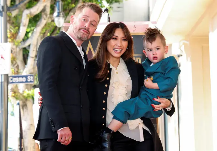 Brenda Song z dziećmi, synkiem i partnerem, pozuje do zdjęcia na Hollywood Walk of Fame.
