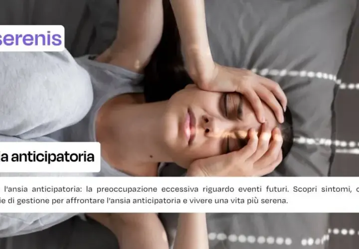 Donna con le mani sulla testa, espressione di agitazione e ansia. Testo: "Ansia anticipatoria".