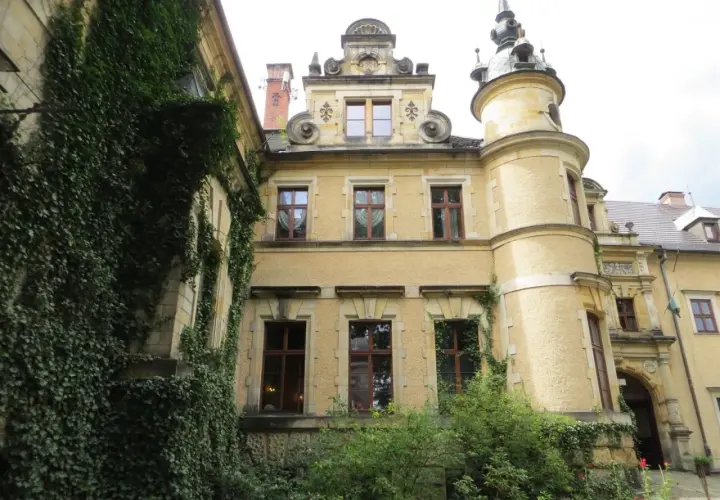 Zamek Kliczków, porośnięty bluszczem, zachwyca architekturą. Wiele pozytywnych zamek kliczków opinie potwierdza jego urok.
