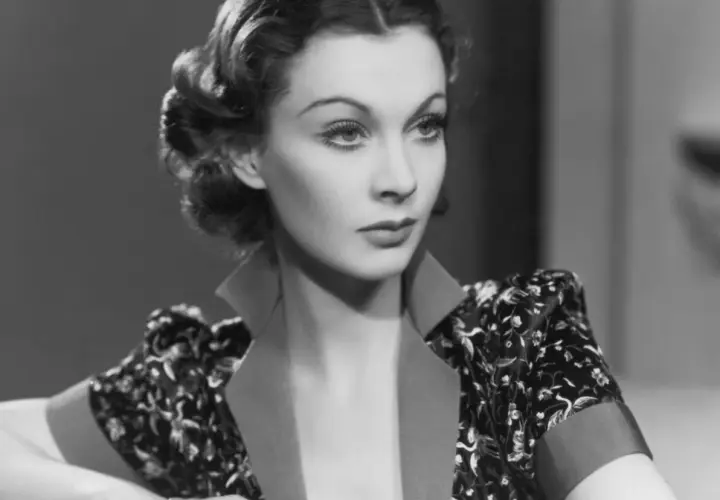Vivien Leigh, ikona "Przeminęło z wiatrem", w eleganckiej sukni z kwiatowym wzorem.