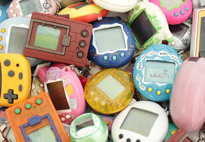 Kolekcja kolorowych Tamagotchi, w tym żółty Pocket Pikachu. Te wirtualne zwierzątka to klasyka lat 90.