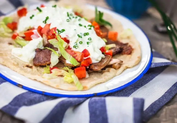 Ile kalorii ma sałatka gyros? Zaskakujące wartości odżywcze!