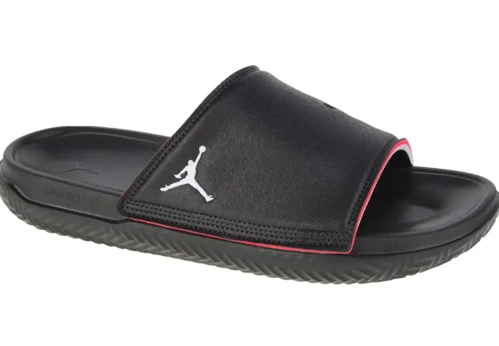 Czarne klapki Jordan Play Slide z białym logo Jumpman i czerwonym obszyciem. Idealne na basen i po treningu.